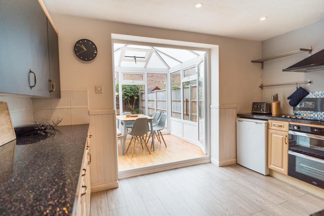 Beautiful Town House With Private Garden And Patio Villa Canford Magna Eksteriør billede