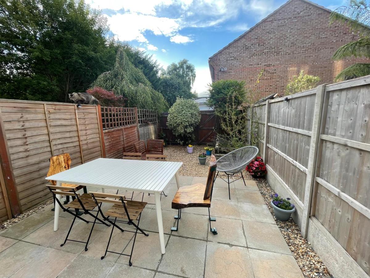 Beautiful Town House With Private Garden And Patio Villa Canford Magna Eksteriør billede